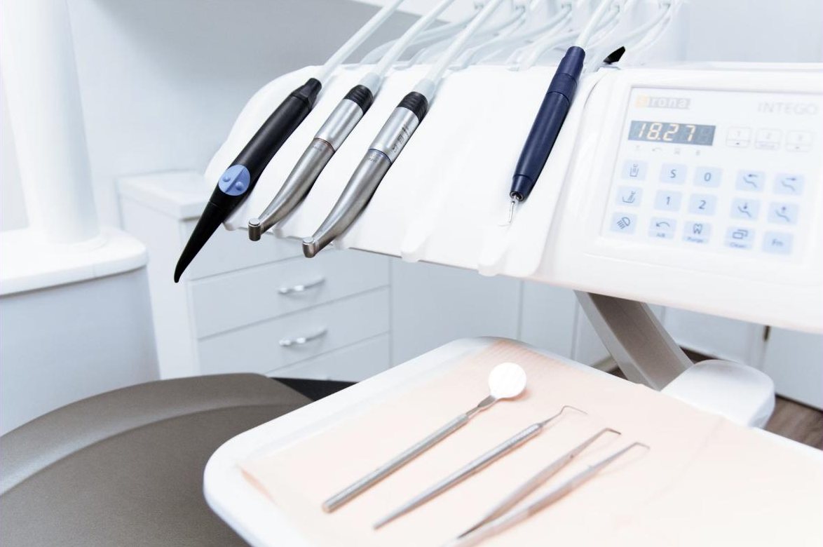 Fauteuil et instruments de soins dentaires